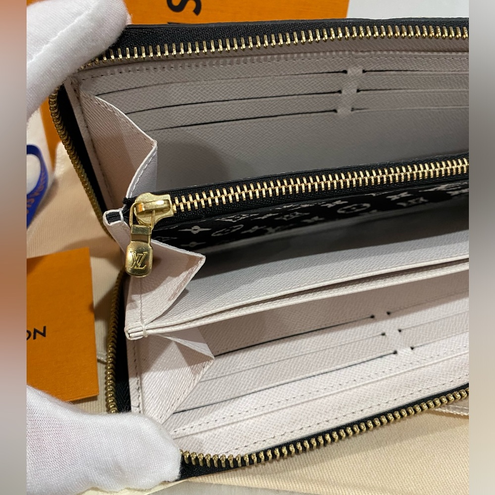 SOLD‼️Louis Vuitton Giant Monogram Crafty Zippy Wallet - Picture 13 of 17